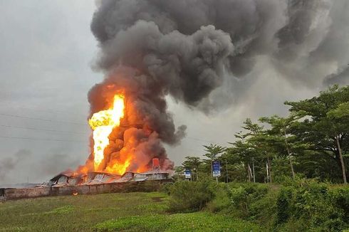 Dahsyatnya Kebakaran Pabrik Busa Cirebon, Sudah Berlangsung Lebih dari 12 Jam, tapi Api Tak Kunjung Padam
