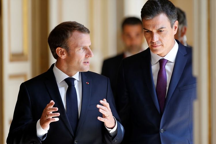 Presiden Perancis Emmanuel Macron (kiri) saat menemui Perdana Menteri Spanyol Pedro Sanchez di Istana Elysee, Paris, Sabtu (23/6/2018).