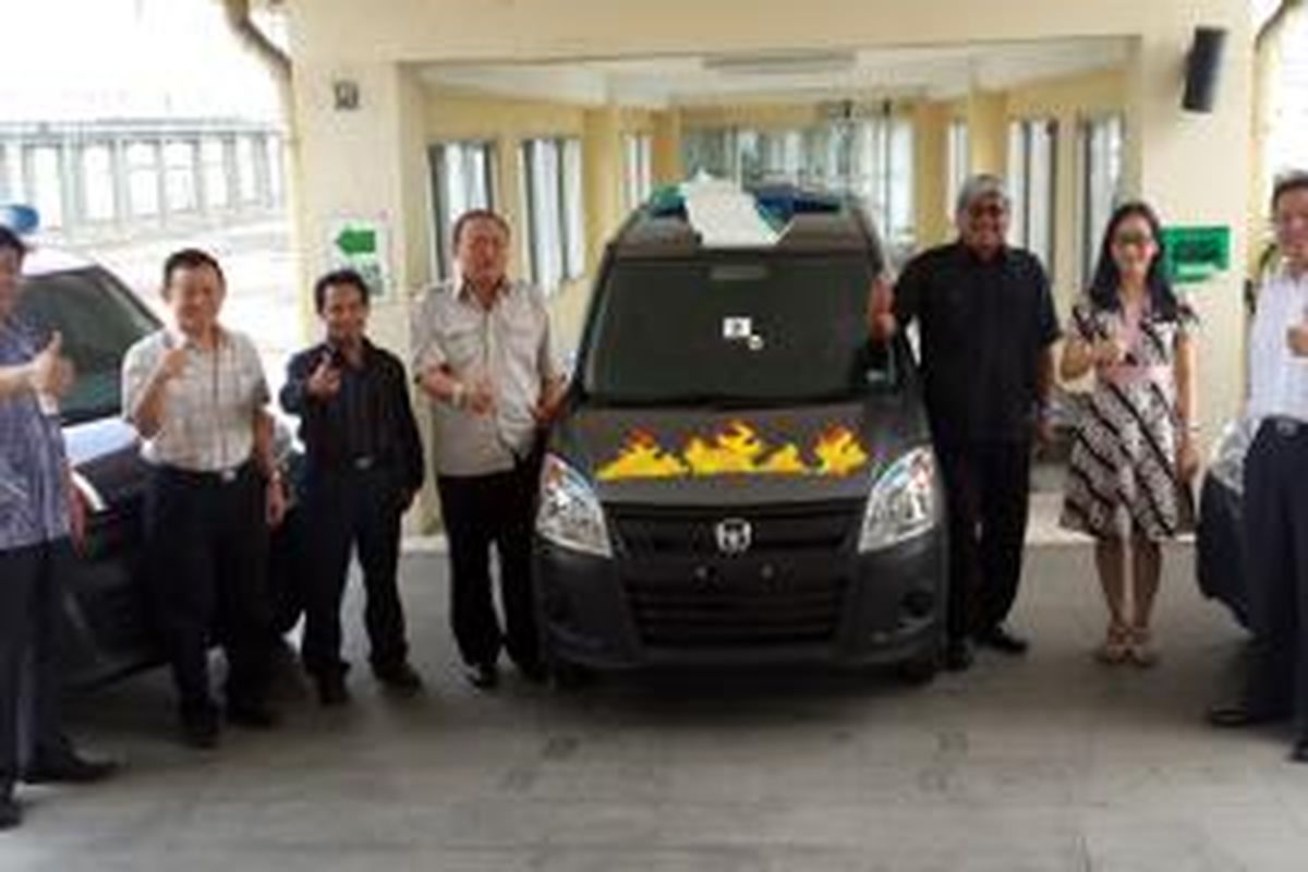 Tiga konsumen dealer di bursa mobil bekas WTC Mangga Dua mendapatkan Suzuki Karimun Wagon R GS dari BCA Finance.