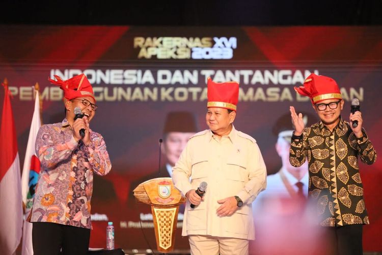 Mentri Pertahanan Prabowo Subianto saat membawa sambutan di acara Rakernas XVI Apeksi Makassar didampingi oleh Wali Kota Makassar Moh Ramadhan Pomanto dan Wali Kota Bogor Bima Arya. Kamis (13/7/2023)