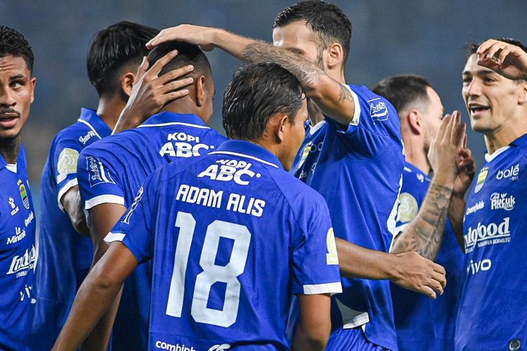 Pemain Persib Bandung merayakan gol yang dicetak Ulliam Barros ke gawang Persis Solo, Senin (27/10/2025) malam. Hasil Persib vs Persis berakhir 2-0.