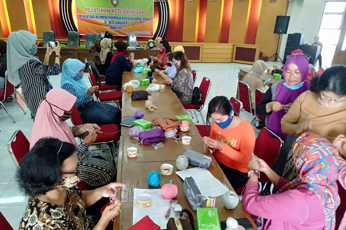 Para perempuan rentan di Kota Solo, Jawa Tengan (Jateng) mengikuti pelatihan dalam program Pemda Dirapid Test? (Perempuan Berdaya di Era Pandemi Covid-19) yang diadakan Pemerintah Kota (Pemkot) Solo belum lama ini.