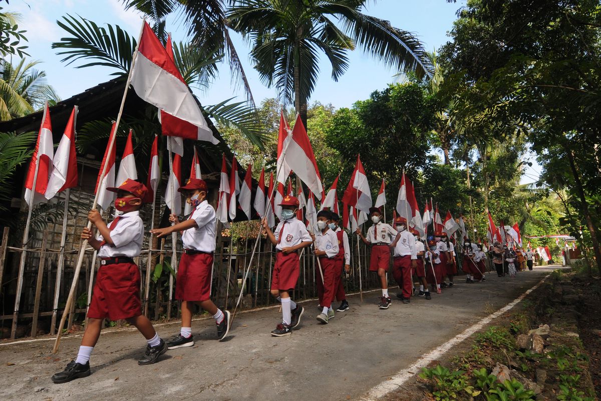 Sejumlah siswa mengikuti Kirab 76 Bendera Merah Putih di Bugel, Krakitan, Bayat, Klaten, Jawa Tengah, Sabtu (14/8/2021). Kirab dan memasang sebanyak 76 bendera  Merah Putih yang diikuti siswa sekolah dasar dan sekolah menengah pertama tersebut bertujuan untuk menyambut HUT ke-76 Republik Indonesia serta menanamkan jiwa nasionalisme kepada generasi muda. ANTARA FOTO/Aloysius Jarot Nugroho/rwa.