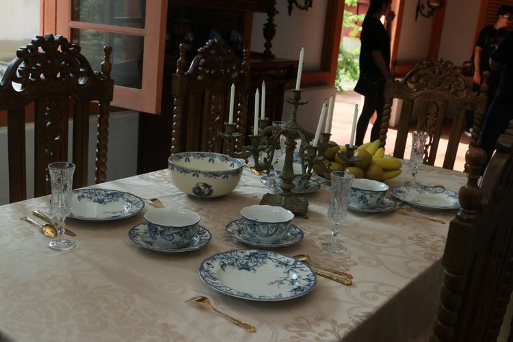 Set meja makan dalam film Bumi Manusia. Set meja makan ini juga termasuk di dalam Museum Bumi Manusia, Desa Gamplong, Yogyakarta. 