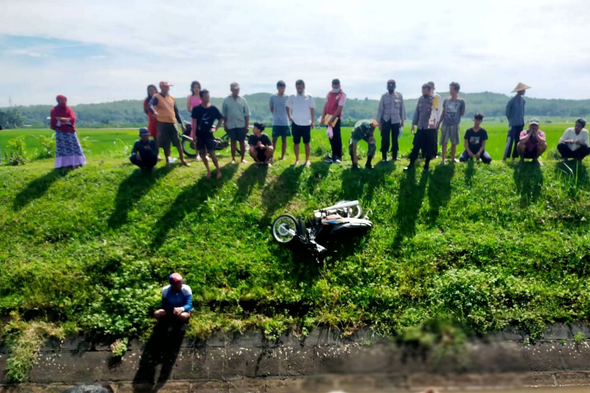 Saiman diduga terpeleset dan jatuh bersama karung berisi rumput ke Sungai Lodagung di Kelurahan Jegu, Kecamatan Sutojayan, Kabupaten Blitar, Rabu (22/12/2021) pagi.