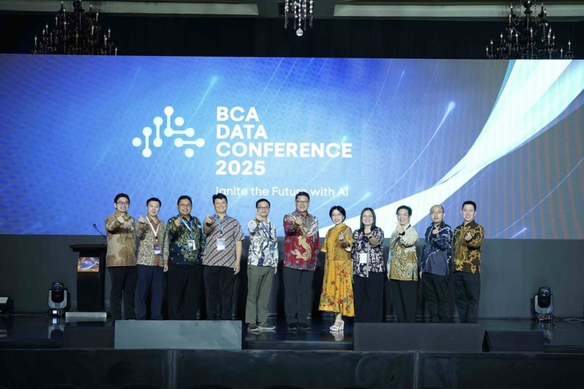 BCA Angkat Beragam Topik Inspiratif Seputar Strategi Adopsi AI secara Etis dan Transparan di BCA Data Conference 2025. Wakil Presiden Direktur BCA John Kosasih (tengah) berpose bersama para pakar dan praktisi yang berpartisipasi pada BCA Data Conference 2025. Gelaran ini menghadirkan beragam topik menarik, mulai dari strategi implementasi solusi AI, perkembangan regulasi dan aspek legal penggunaan AI di Indonesia, hingga pendekatan perusahaan dalam membangun solusi AI yang bertanggung jawab, etis dan transparan. Sekitar 400 nasabah hadir sebagai peserta dalam rangkaian sesi diskusi panel yang berlangsung di Hotel Indonesia Kempinski, Jakarta, Selasa (10/6).