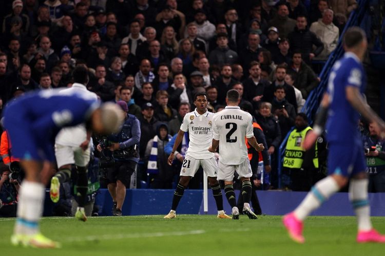 Penyerang Real Madrid, Rodrygo, merayakan gol pembuka ke gawang Chelsea dalam lanjutan laga leg kedua babak perempat final Liga Champions di Stamford Bridge, London, pada Rabu (19/4/2023) dini hari WIB.