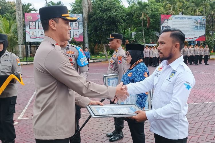 Sekretaris IMI Kabupaten Malang, Andika Fajar Kurniawan saat menerima penghargaan dari Kapolres Malang, AKBP Putu Kholis Aryana, Senin (18/3/2024).