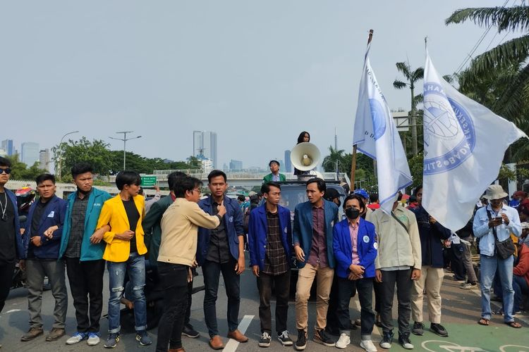 Massa mahasiswa datang dan bergabung bersama massa aksi yang berdemo di depan Gedung DPR, Selasa (27/9/2022).