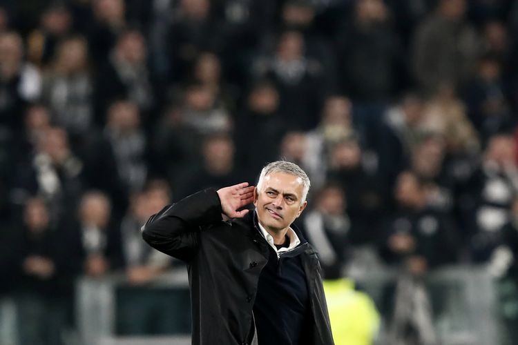 Jose Mourinho semasa masih menjadi Manajer Manchester United saat berselebrasi dengan memegang telinga saat timnya mengalahkan Juventus pada laga Grup H Liga Champions di Stadion Allianz, Rabu (7/11/2018).