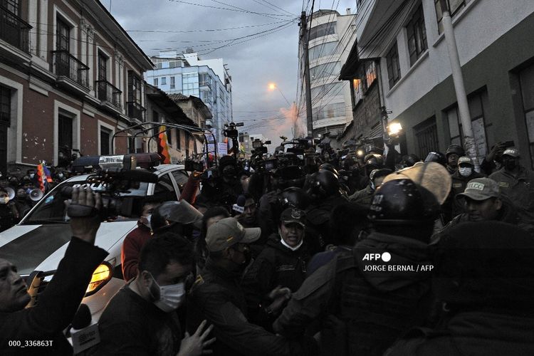 Petugas kepolisian menjaga pintu masuk ke markas unit khusus di La Paz, Bolivia, saat tokoh oposisi utama sekaligus Gubernur Santa Cruz Luis Fernando Camacho tiba di bawah pengawalan ketat menyusul penangkapannya di Santa Cruz pada 28 Desember 2022. 