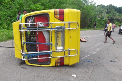 Minibus Rombongan Pelajar Terbalik, Dua Tewas dan Belasan Terluka