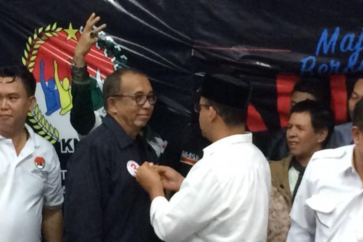 Alex Asmasoebrata saat dipasangkan pin angka 3 oleh cagub DKI Jakarta nomor 3, Anies Baswedan di Jalan Cikajang, Jakarta Selatan, Kamis (16/2/2017).