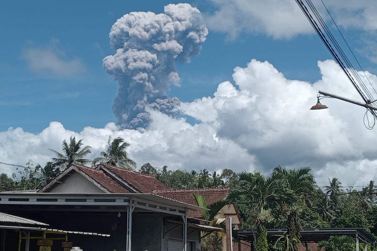 Abu vulkanik yang ditimbulkan dari Gunung Api Raung 