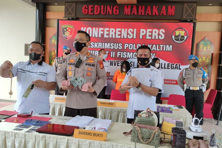 Kabid Humas Polda Kaltim, Kombes Pol Yusuf Sutejo berserta jajaran penyidik saat merilis kasus penipuan berkedok investasi beezy di Mapolda Kaltim, Balikpapan, Senin (8/11/2021).