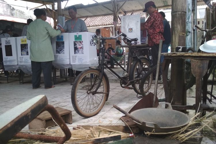 TPS 016 Kelurahan Panjang, Kecamatan Magelang Tengah, Kota Magelang, mengusung tema Gubug Derita pada Pemilu 2019, Rabu (17/4/2019).