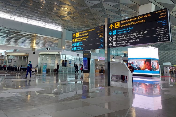 Suasana di Terminal 3 Bandara Soekarno-Hatta, Kota Tangerang, Selasa (26/10/2021).