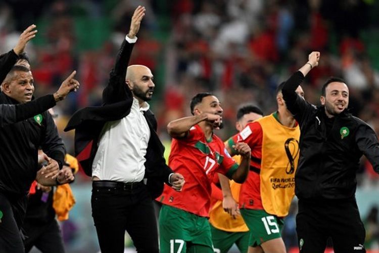 Pelatih timnas Maroko Walid Regragui (tengah) merayakan kemenangan timnya dalam laga perempat final Piala Dunia 2022 kontra Portugal di Stadion Al Thumama, Doha, pada Sabtu (10/12/2022) malam WIB.