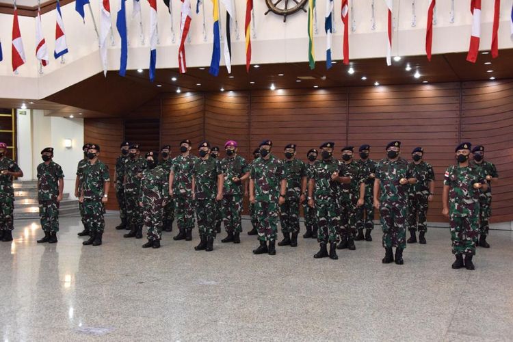 Kepala Staf Angkatan Laut (KSAL) Laksamana Yudo Margono menerima laporan Korps Kenaikan Pangkat 30 perwira tinggi (Pati) TNI AL di Mabesal, Cilangkap, Jakarta Timur, Kamis (24/2/2022).