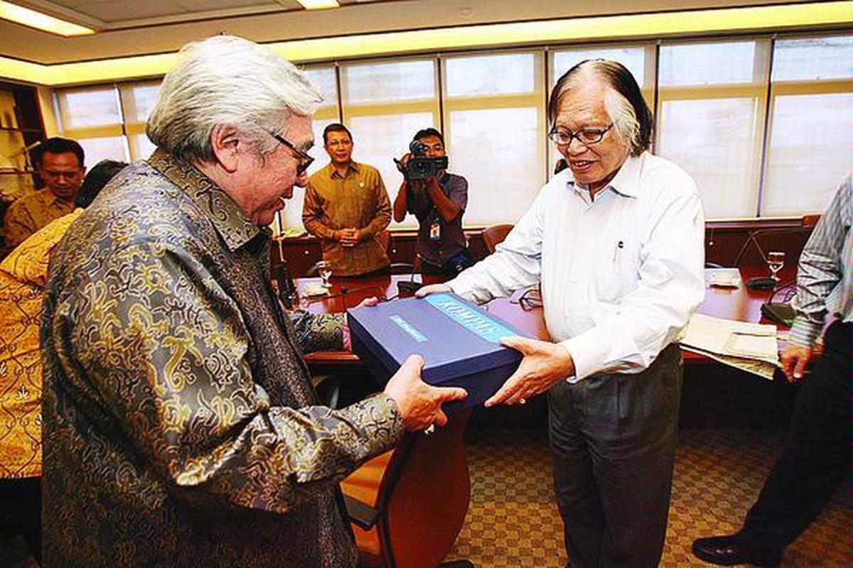 Ketua MPR Taufiq Kiemas (kiri) menerima cendera mata dari Pemimpin Umum Harian Kompas Jakob Oetama saat berkunjung ke Kantor Redaksi Harian Kompas di Jakarta, Selasa (11/5).