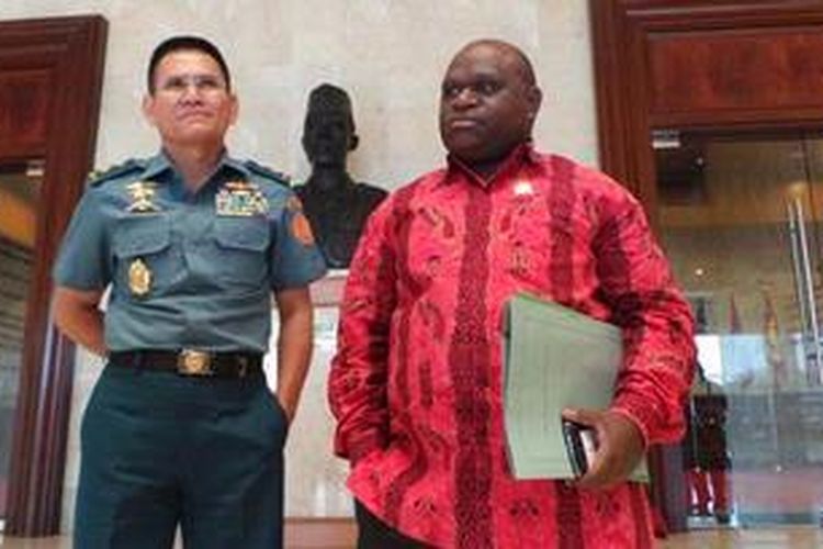 Komisioner Komisi Nasional Hak Asasi Manusia (Komnas HAM) Natalius Pigai, di Markas Besar TNI di Cilangkap, Jakarta, Rabu (27/2/2013). Natalius meminta maaf pada TNI atas pernyataannya terkait kasus penembakan di Papua.