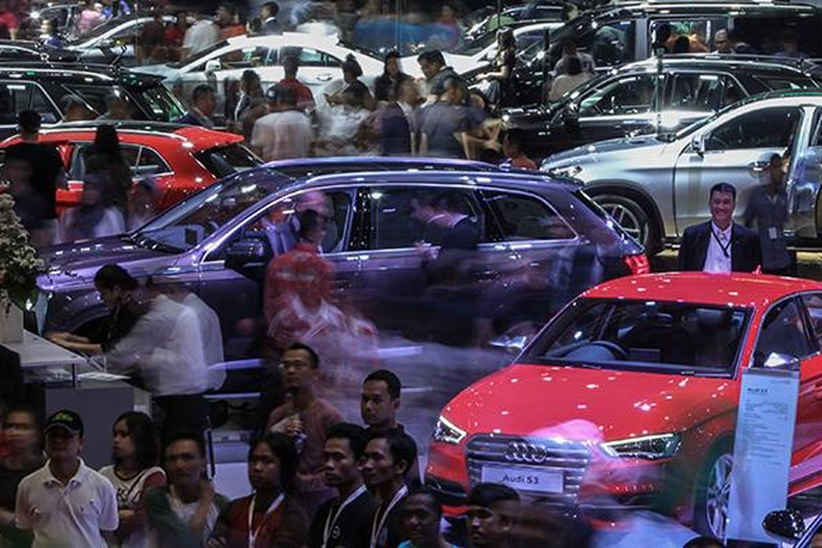 Pengunjung memadati Indonesia International Motor Show 2016 di JIExpo Kemayoran, Jakarta, Minggu (10/4/2016). Pameran otomotif ini akan berlangsung hingga 17 April mendatang.
