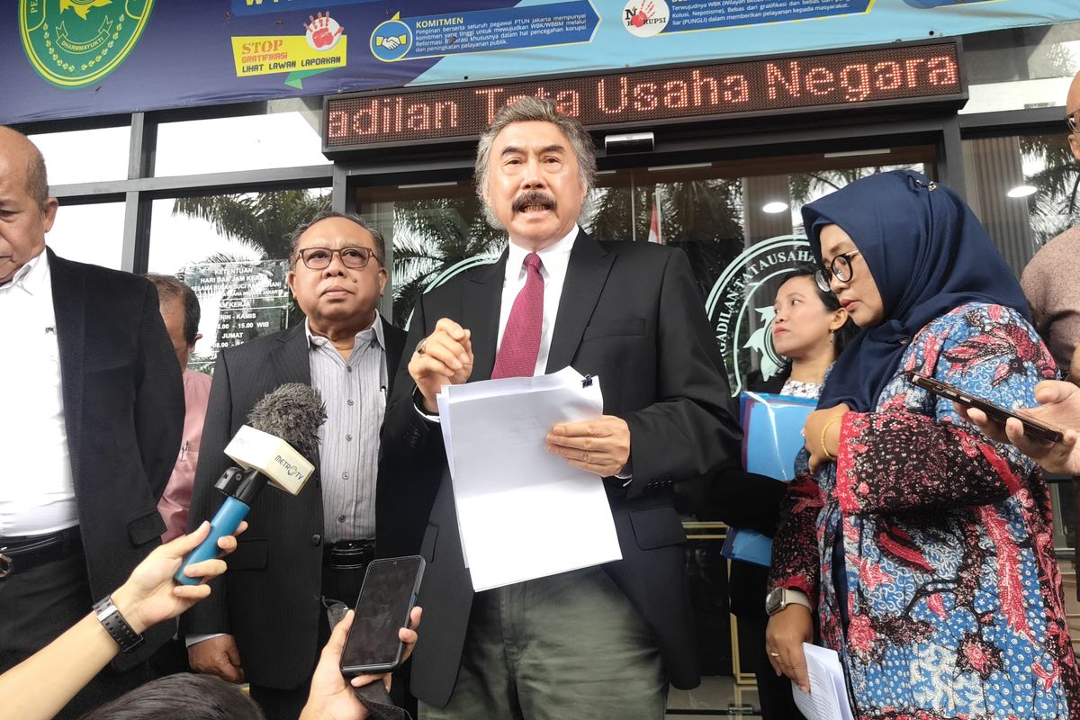 Tim hukum PDI-P usai mengajukan gugatan terhadap KPU ke PTUN, Cakung, Jakarta Timur, Selasa (2/4/2024).