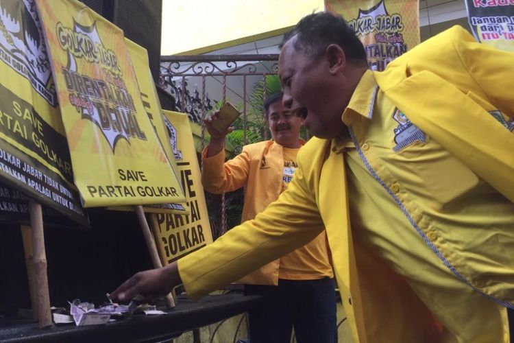 Kader Golkar Jawa Barat mengumpulkan koin demi rekomendasi calon gubernur untuk Dedi Mulyadi di sela unjuk rasa di kantor DPD Golkar Jawa Barat, Bandung, Selasa (26/9/2017).