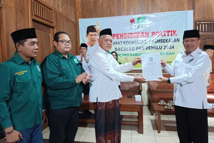 DPC PKB Grobogan, Jawa Tengah menyerahkan SK kepengurusan ke Wakil Bupati Grobogan, Bambang Pujiyanto di salah satu rumah makan di Purwodadi, Grobogan, Jateng, Rabu (30/8/2023).