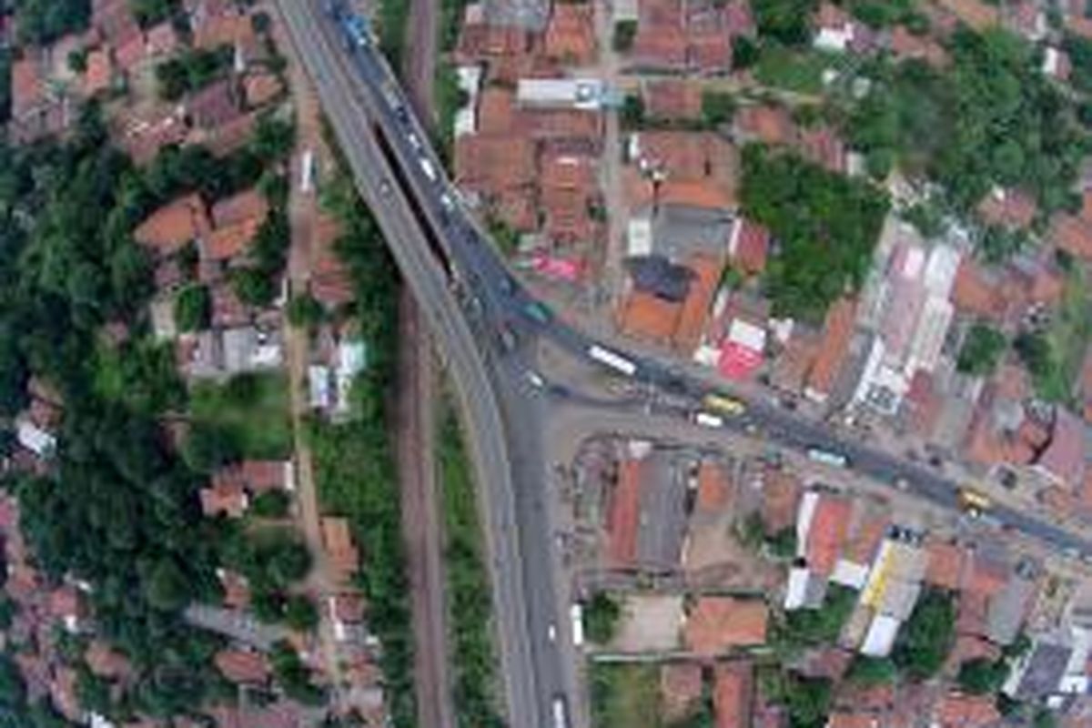 Suasana arus lalu lintas di Simpang Jomin, Karawang, Jawa Barat, difoto dari udara, Kamis (3/7/2014). Di kawasan tersebut kerap terjadi kemacetan, terlebih saat arus mudik Lebaran. KOMPAS IMAGES/KRISTIANTO PURNOMO-YUNANTO WIJI UTOMO
