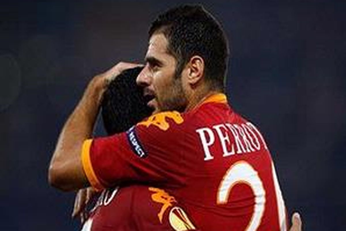 Gelandang AS Roma, Simone Perotta, merayakan gol bersama rekannya pada Liga Eropa lawan CSKA Sofia. Roma akhirnya menang 2-0.