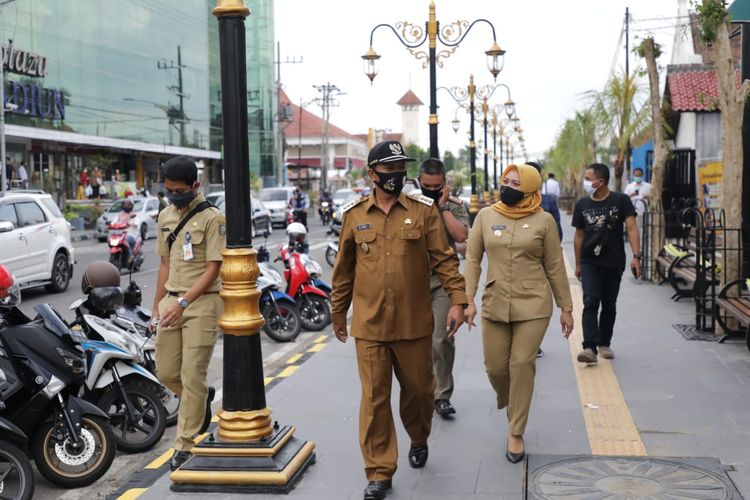 Wali Kota Madiun, Maidi bersama Wakil Wali Kota Madiun, Inda Raya mengecek perkembangan proyek pendestrian Jalan Pahlawan Kota Madiun, Jawa Timur tahap II, Senin (11/05/2020).
