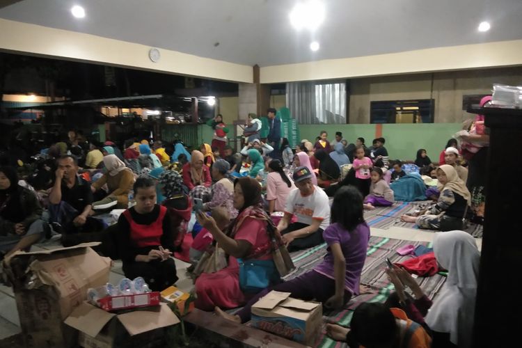 Kondisi pengungsian di Kantor Kecamatan Candipuro, Minggu (4/12/2022)
