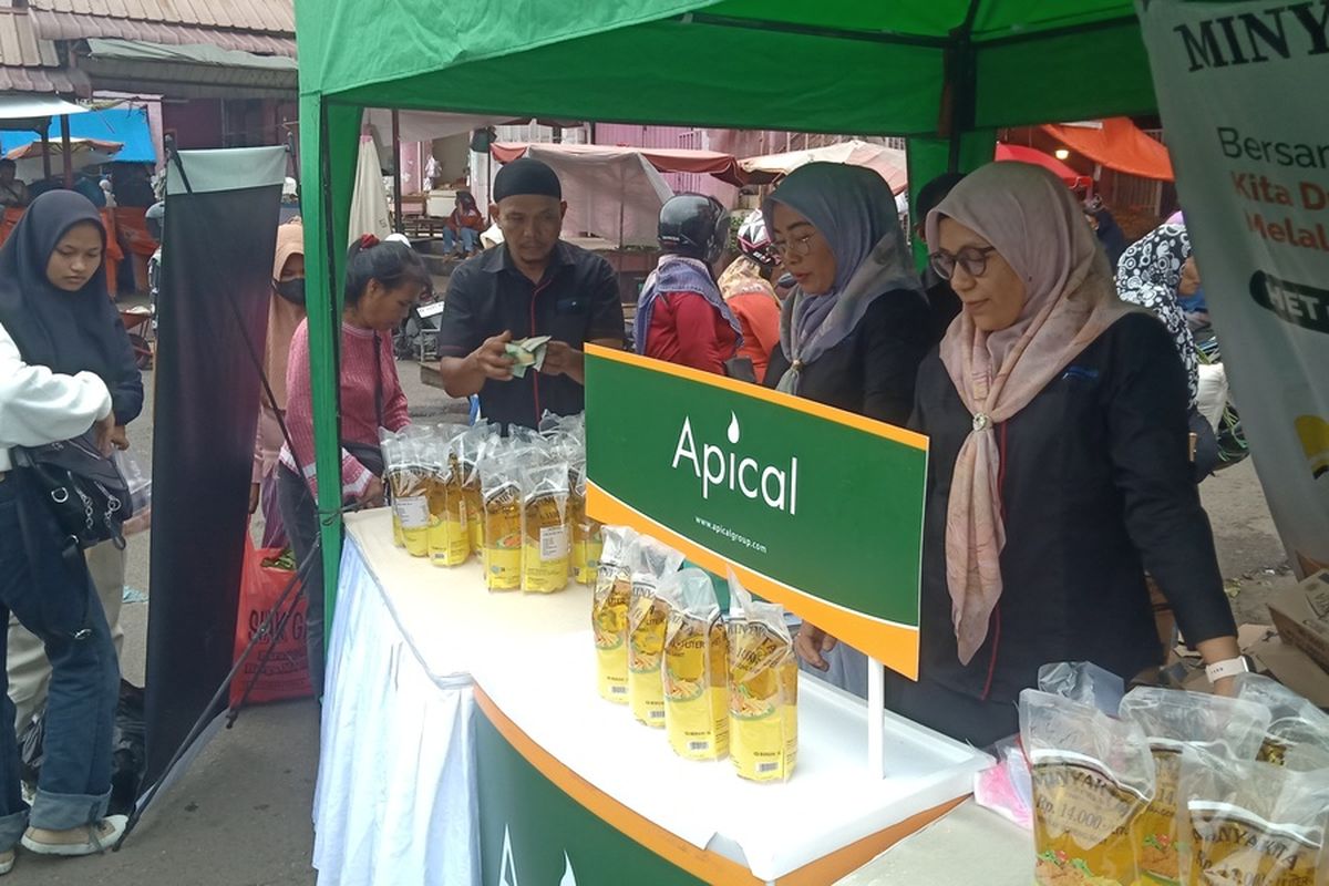 Apical Group gelar pasar murah minyak goreng di Pasar Raya Padang, Sumatera Barat, Rabu (5/4/2023).