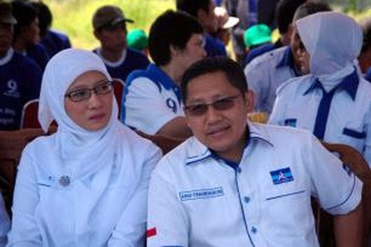 Ketua Umum Partai Demokrat, Anas Urbaningrum (kanan) didampingi oleh istri, Athiyyah Laila, hadir dalam acara penanaman pohon di Muara Baru, Penjaringan, Jakarta Utara, Minggu (10/10/2010). Selain untuk menyambut HUT Partai Demokrat ke-9, kegiatan ini merupakan bentuk komitmen Partai Demokrat untuk memberikan kontribusi dalam melestarikan lingkungan.  