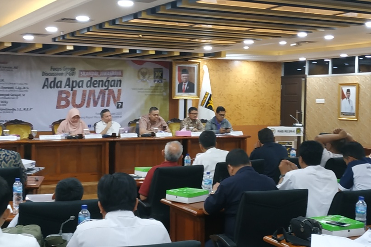 Ketua Fraksi PKS Jazuli Juwaini dalam acara Ada Apa dengan BUMN? di ruang rapat pleno Fraksi PKS, Kompleks Parlemen, Senayan, Jakarta, Rabu (29/1/2020).