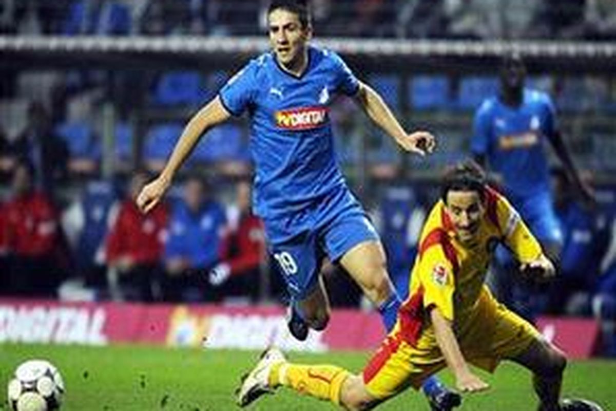 Striker Hoffenheim, Vedad Ibisevic, melewati defender Karlsruhe, Martin Stoll. Ibisevic akhirnya mencetak dua gol dan membawa klubnya menang 4-1.