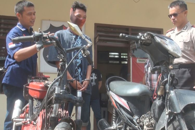 HD alias Anang pencuri motor di arena orgen tunggal dibawa ke Mapolsek Indralaya setelah ditangkap di rumahnya di Desa Tanjung Seteko Indralaya. Anang ditangkap saat pulang dari persembunyian karena rindu pada ibunya.
