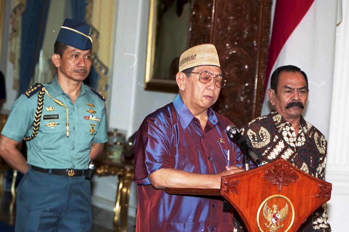 *** Local Caption *** Presiden Tidak Akan Mundur. 
Presiden Wahid tidak akan datang ke Sidang Istimewa MPR yang dipercepat karena  melanggar tata tertib MPR sehingga tidak sah dan ilegal. Demikian Presiden kepada wartawan di Credential Room Istana Merdeka Sabtu pagi.
 
Terkait Berita Dimuat Minggu, ι 22 Jul 2001 hlm: 1.

Judul Amplop: Keterangan Gus Dur