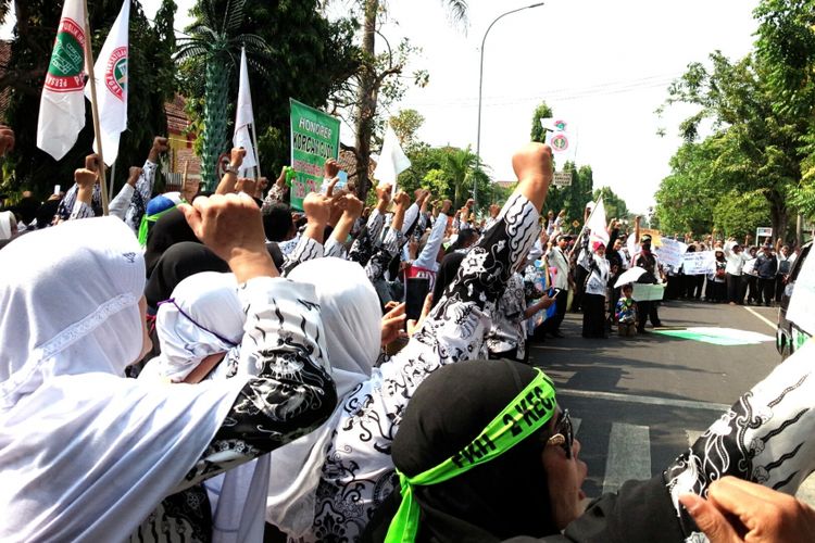 Ratusan tenaga honorer di Kabupaten Jombang, Jawa Timur, menggelar aksi demonstrasi di DPRD Jombang, Rabu (3/10/2018) pagi. 