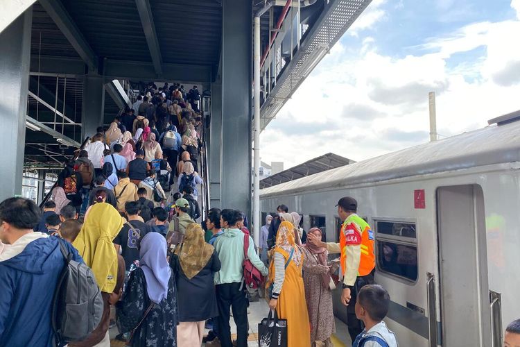Stasiun Rangkasbitung Jadi Tujuan Favorit Pemudik Lokal, Peningkatan Penumpang 60 Persen