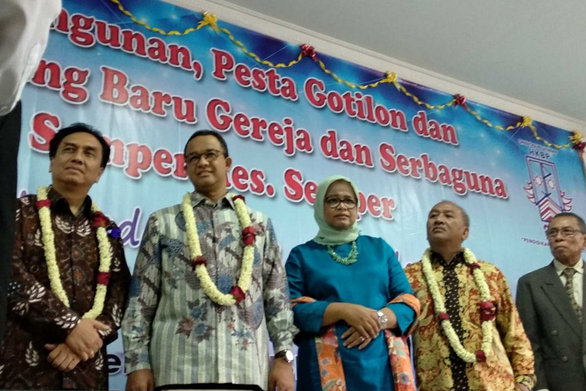 Gubernur DKI Jakarta Anies Baswedan dan istrinya Ferry Farhati dihadiahi ulos dalam acara peresmian Gerja HKBP Semper, Jakarta Utara, Minggu (29/10/2017).