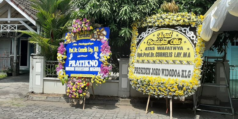 Karangan Bunga turut berduka cita dari Presiden Joko Widodo dan Keluarga tampak terpasang di rumah duka Guru Besar Fakultas Ilmu Sosial dan Politik Universitas Gadjah Mada (Fisipol UGM) Cornelis Lay.
