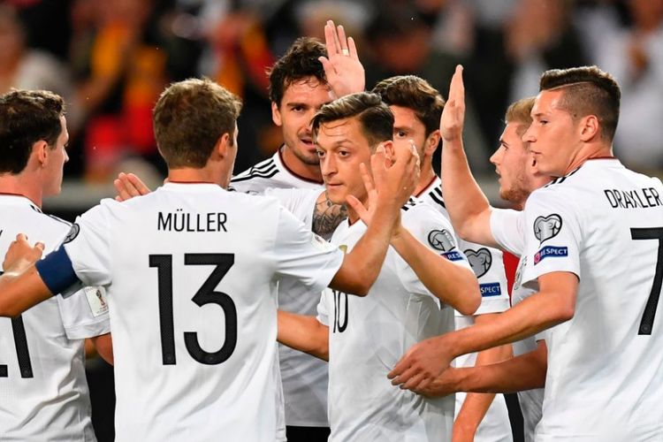 Para pemain Jerman merayakan gol Mesut Oezil ke gawang Norwegia pada lanjutan kualifikasi Piala Dunia 2018 zona Eropa, Senin (4/9/2017).