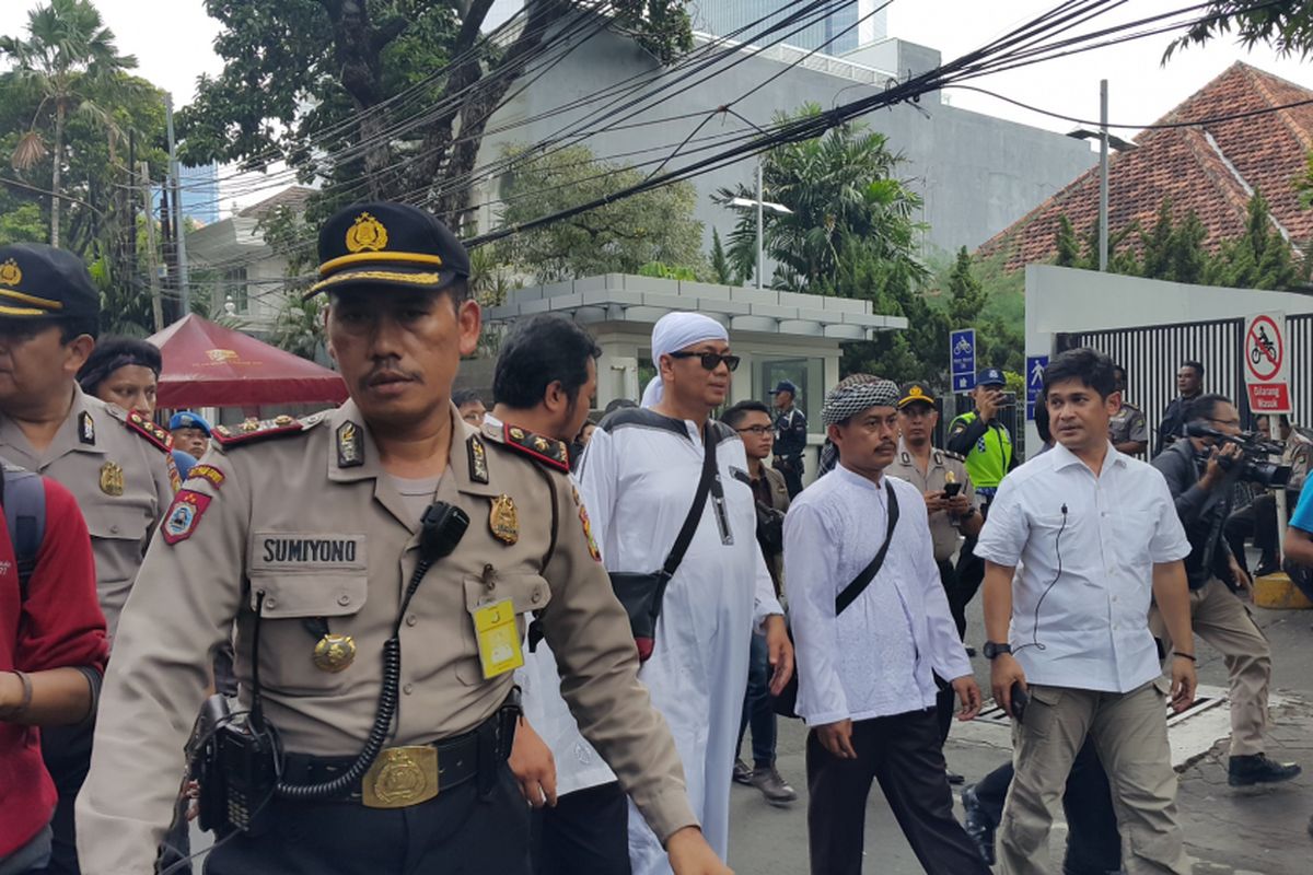 Pembina Presidium Alumni 212 Kapitra Ampera (memakai kacamata hitam) dan tiga perwakilan peserta aksi saat akan menemui pihak Kedutaan Besar Myanmar di Indonesia di Kantor Kedubes Myanmar, Jalan H Agus Salim, Jakarta Pusat, Rabu (6/9/2017).