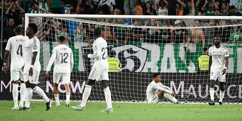 Para pemain Real Madrid bereaksi di akhir laga Liga Spanyol antara Real Betis dan Real Madrid CF di stadion La Cartuja di Sevilla pada 24 April 2026.