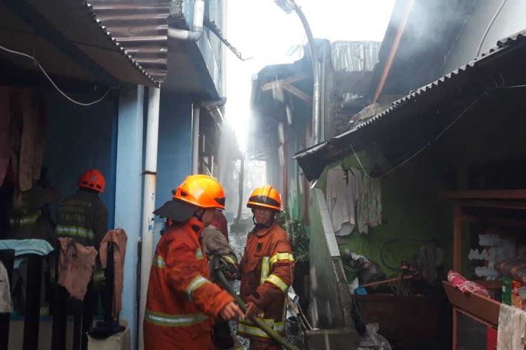 Petugas Diskar PB tengah melakukan pemadaman kebakaran di pemukiman padat penduduk, RT4 RW15 Jalan Asep Berlian, Kelurahan Cicadas, Cibeunying Kidul, Kota Bandung, Kamis (2/1/2020).