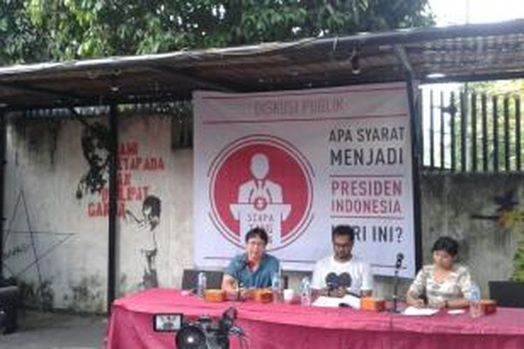 Pengamat politik dari Universitas Negeri Jakarta Robertus Robert (kiri) dan Koordinator KontraS Haria Azhar saat acara diskusi 