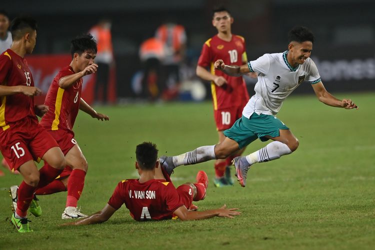 Pesepak bola Tim Nasional Indonesia U-19 Marselino Ferdinan (kanan) terjatuh usai dilanggar pesepak bola Tim Nasional Vietnam U-19 Vu Van Son (tengah) dalam laga penyisihan Grup A Piala AFF U-19 2022 di Stadion Patriot Candrabhaga, Bekasi, Jawa Barat, Sabtu (2/7/2022). Skor pertandingan berakhir seri 0-0. ANTARA FOTO/Aditya Pradana Putra/rwa.