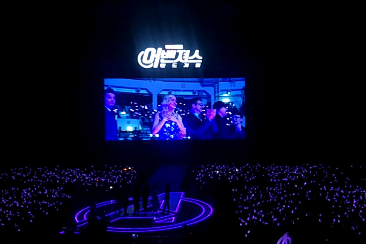 Hamparan nyala lightstick Avengers dalam acara fan event film Avengers: Endgame yang digelar di Jang Chung Arena, Seoul, Korea Selatan, Senin (15/4/2019) malam waktu setempat.